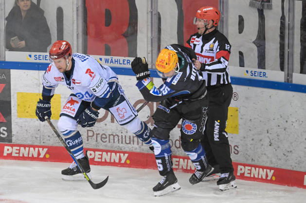 Alexander Karachun Schwenninger Wild Wings 47 left with Rayan Bettahar Fischtown Pinguins 15 , Fischtown Pinguins Schwenninger Wild Wings, Ice Hockey, German Ice Hockey League, DEL, 18 01 2026 Bremerhaven Bremen Germany Copyright: xkolbert-press BurghardxSchreyerx
