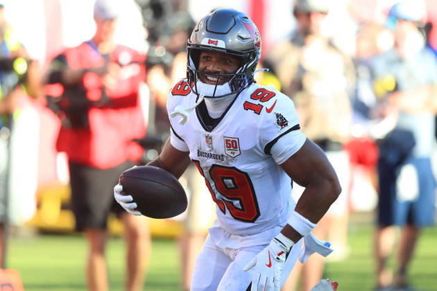 TAMPA, FL - OCTOBER 12: Tampa Bay Buccaneers Wide Receiver Kameron Johnson (19) makes a catch and runs into the end zone for the touchdown during the Regular Season game between the San Francisco 49ers and the Tampa Bay Buccaneers on October 12, 2025 at Raymond James Stadium in Tampa, Florida. (Photo by Cliff Welch Icon Sportswire) NFL, American Football Herren, USA OCT 12 49ers at Buccaneers EDITORIAL USE ONLY Icon357251012034