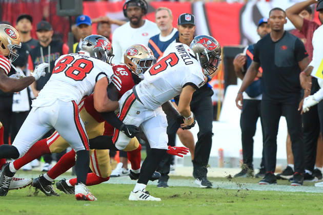 TAMPA, FL - OCTOBER 12: Tampa Bay Buccaneers Quarterback Baker Mayfield (6) scrambles around the backfield before taking off for the first down during the Regular Season game between the San Francisco 49ers and the Tampa Bay Buccaneers on October 12, 2025 at Raymond James Stadium in Tampa, Florida. (Photo by Cliff Welch Icon Sportswire) NFL, American Football Herren, USA OCT 12 49ers at Buccaneers EDITORIAL USE ONLY Icon357251012037