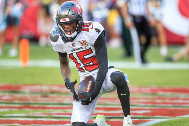 TAMPA, FL - OCTOBER 12: Tampa Bay Buccaneers Wide Receiver Tez Johnson (15) catches a touchdown pass and celebrates in the end zone during the Regular Season game between the San Francisco 49ers and the Tampa Bay Buccaneers on October 12, 2025 at Raymond James Stadium in Tampa, Florida. (Photo by Cliff Welch Icon Sportswire) NFL, American Football Herren, USA OCT 12 49ers at Buccaneers EDITORIAL USE ONLY Icon357251012044
