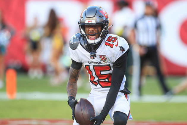 TAMPA, FL - OCTOBER 12: Tampa Bay Buccaneers Wide Receiver Tez Johnson (15) catches a touchdown pass and celebrates in the end zone during the Regular Season game between the San Francisco 49ers and the Tampa Bay Buccaneers on October 12, 2025 at Raymond James Stadium in Tampa, Florida. (Photo by Cliff Welch Icon Sportswire) NFL, American Football Herren, USA OCT 12 49ers at Buccaneers EDITORIAL USE ONLY Icon357251012045