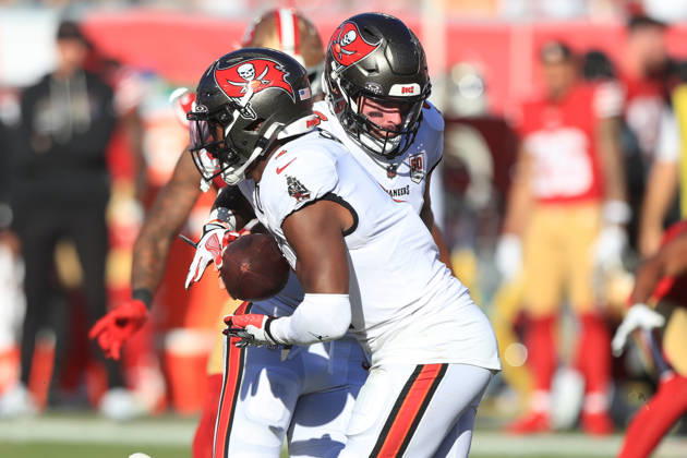 TAMPA, FL - OCTOBER 12: Tampa Bay Buccaneers Quarterback Baker Mayfield (6) hands the ball off to Running Back Rachaad White (1) during the Regular Season game between the San Francisco 49ers and the Tampa Bay Buccaneers on October 12, 2025 at Raymond James Stadium in Tampa, Florida. (Photo by Cliff Welch Icon Sportswire) NFL, American Football Herren, USA OCT 12 49ers at Buccaneers EDITORIAL USE ONLY Icon357251012051