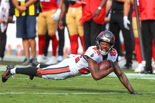 TAMPA, FL - OCTOBER 12: Tampa Bay Buccaneers Defensive Back Kindle Vildor (22) leaps for an interception during the Regular Season game between the San Francisco 49ers and the Tampa Bay Buccaneers on October 12, 2025 at Raymond James Stadium in Tampa, Florida. (Photo by Cliff Welch Icon Sportswire) NFL, American Football Herren, USA OCT 12 49ers at Buccaneers EDITORIAL USE ONLY Icon357251012008