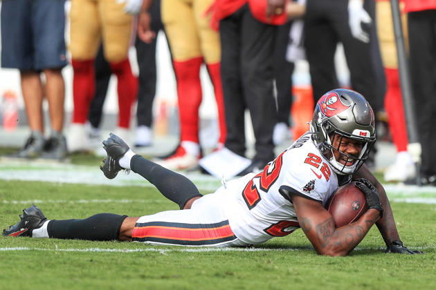 TAMPA, FL - OCTOBER 12: Tampa Bay Buccaneers Defensive Back Kindle Vildor (22) leaps for an interception during the Regular Season game between the San Francisco 49ers and the Tampa Bay Buccaneers on October 12, 2025 at Raymond James Stadium in Tampa, Florida. (Photo by Cliff Welch Icon Sportswire) NFL, American Football Herren, USA OCT 12 49ers at Buccaneers EDITORIAL USE ONLY Icon357251012009