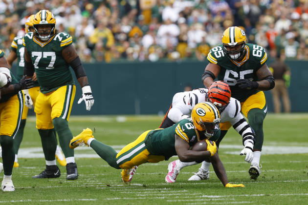 GREEN BAY, WI - OCTOBER 12: Green Bay Packers running back Josh Jacobs (8) dives for a first down during a game between the Green Bay Packers and the Cincinnati Bengals at Lambeau Field on October 12, 2025 in Green Bay, WI. (Photo by Larry Radloff Icon Sportswire) NFL, American Football Herren, USA OCT 12 Bengals at Packers EDITORIAL USE ONLY Icon2510120640