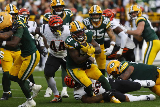 GREEN BAY, WI - OCTOBER 12: Green Bay Packers running back Josh Jacobs (8) spins away of a tackle during a game between the Green Bay Packers and the Cincinnati Bengals at Lambeau Field on October 12, 2025 in Green Bay, WI. (Photo by Larry Radloff Icon Sportswire) NFL, American Football Herren, USA OCT 12 Bengals at Packers EDITORIAL USE ONLY Icon2510125358