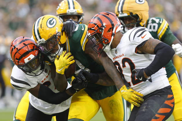 GREEN BAY, WI - OCTOBER 12: Green Bay Packers running back Josh Jacobs (8) carries defenders into the end zone during a game between the Green Bay Packers and the Cincinnati Bengals at Lambeau Field on October 12, 2025 in Green Bay, WI. (Photo by Larry Radloff Icon Sportswire) NFL, American Football Herren, USA OCT 12 Bengals at Packers EDITORIAL USE ONLY Icon2510125479