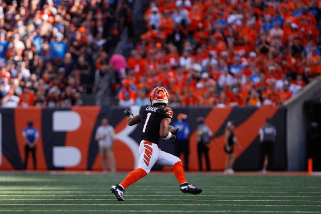 CINCINNATI, OH - OCTOBER 05: Cincinnati Bengals wide receiver Ja Marr Chase (1) carries the ball during the game against the Detroit Lions and the Cincinnati Bengals on October 5, 2025, at Paycor Stadium in Cincinnati, OH. (Photo by Ian Johnson Icon Sportswire) NFL, American Football Herren, USA OCT 05 Lions at Bengals EDITORIAL USE ONLY Icon251005121