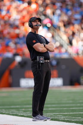 CINCINNATI, OH - OCTOBER 05: Cincinnati Bengals head coach Zac Taylor looks at the scoreboard during the game against the Detroit Lions and the Cincinnati Bengals on October 5, 2025, at Paycor Stadium in Cincinnati, OH. (Photo by Ian Johnson Icon Sportswire) NFL, American Football Herren, USA OCT 05 Lions at Bengals EDITORIAL USE ONLY Icon251005125