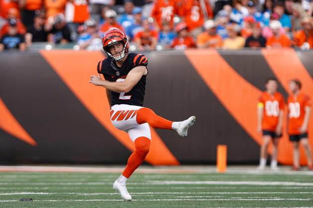 CINCINNATI, OH - OCTOBER 05: Cincinnati Bengals kicker Evan McPherson (2) watches his kick during the game against the Detroit Lions and the Cincinnati Bengals on October 5, 2025, at Paycor Stadium in Cincinnati, OH. (Photo by Ian Johnson Icon Sportswire) NFL, American Football Herren, USA OCT 05 Lions at Bengals EDITORIAL USE ONLY Icon251005110