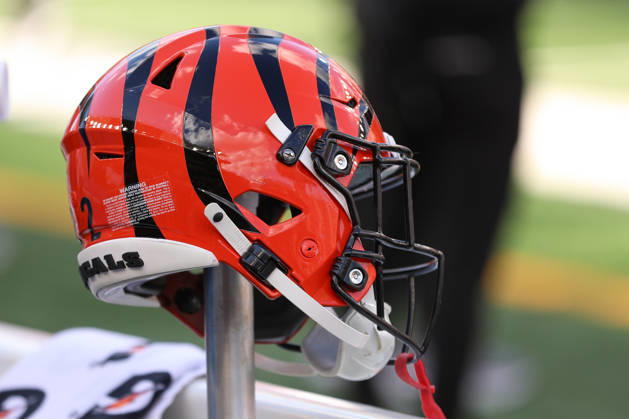 CINCINNATI, OH - OCTOBER 05: A Cincinnati Bengals helmet sits before the game against the Detroit Lions and the Cincinnati Bengals on October 5, 2025, at Paycor Stadium in Cincinnati, OH. (Photo by Ian Johnson Icon Sportswire) NFL, American Football Herren, USA OCT 05 Lions at Bengals EDITORIAL USE ONLY Icon251005054