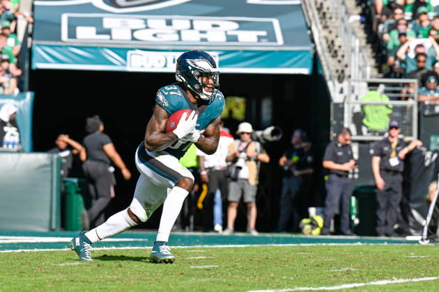 PHILADELPHIA, PA - OCTOBER 05: Philadelphia Eagles running back Tank Bigsby 37 runs with the ball during the game between the Philadelphia Eagles and the Denver Broncos on October 5th, 2025 at Lincoln Financial Field in Philadelphia, PA. (Photo by Terence Lewis Icon Sportswire) NFL, American Football Herren, USA OCT 05 Broncos at Eagles EDITORIAL USE ONLY Icon251005150