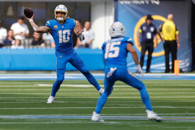 INGLEWOOD, CA - OCTOBER 5: Los Angeles Chargers quarterback Justin Herbert (10) throws a pass during the NFL, American Football Herren, USA game between the Washington Commanders and the Los Angeles Chargers on October 05, 2025, at SoFi Stadium in Inglewood, CA. (Photo by Jevone Moore Icon Sportswire) NFL: OCT 05 Commanders at Chargers EDITORIAL USE ONLY Icon20251005032