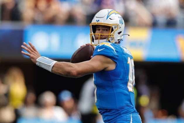 INGLEWOOD, CA - OCTOBER 5: Los Angeles Chargers quarterback Justin Herbert (10) back to pass during the NFL, American Football Herren, USA game between the Washington Commanders and the Los Angeles Chargers on October 05, 2025, at SoFi Stadium in Inglewood, CA. (Photo by Jevone Moore Icon Sportswire) NFL: OCT 05 Commanders at Chargers EDITORIAL USE ONLY Icon20251005013