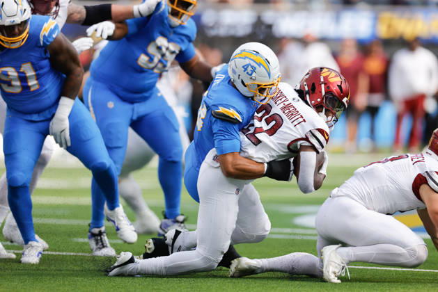 INGLEWOOD, CA - OCTOBER 5: Los Angeles Chargers linebacker Troy Dye (43) takes down Washington Commanders running back Jacory Croskey-Merritt (22) during the NFL, American Football Herren, USA game between the Washington Commanders and the Los Angeles Chargers on October 05, 2025, at SoFi Stadium in Inglewood, CA. (Photo by Jevone Moore Icon Sportswire) NFL: OCT 05 Commanders at Chargers EDITORIAL USE ONLY Icon20251005018