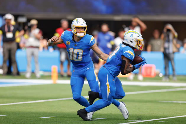 INGLEWOOD, CA - OCTOBER 5: Los Angeles Chargers quarterback Justin Herbert (10) hands off to Los Angeles Chargers running back Omarion Hampton (8) during the NFL, American Football Herren, USA game between the Washington Commanders and the Los Angeles Chargers on October 05, 2025, at SoFi Stadium in Inglewood, CA. (Photo by Jevone Moore Icon Sportswire) NFL: OCT 05 Commanders at Chargers EDITORIAL USE ONLY Icon20251005024
