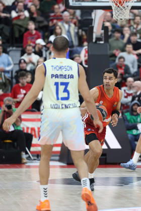 Oscar da Silva FC Bayern Basketball, 01 with Darius Thompson Valencia Basket, 13 , GER, FC Bayern Basketball vs Valencia Basket, Basketball, Euroleague, 24 Matchday, Season 2025 2026, 22 01 2026, GER, FC Bayern Basketball vs Valencia Basket, Basketball, Euroleague, 24 Matchday, Season 2025 2026, 22 01 2026 Munich Copyright: xEibner-Pressefoto JennixMaulx EP_JML