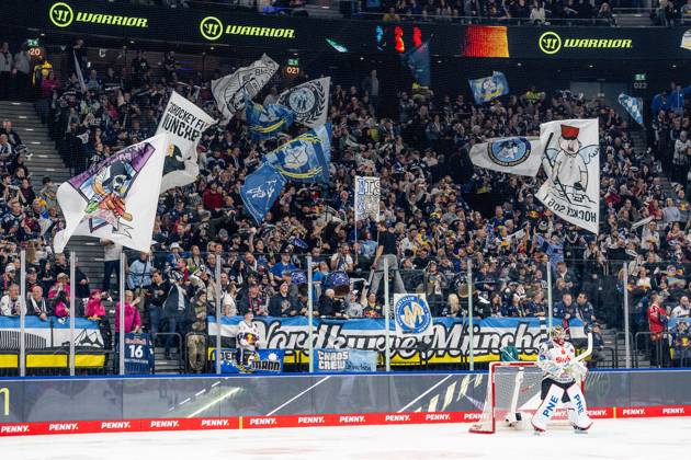 The Munich fans in the north curve behind Leon Hungerecker goalkeeper, Fischtown Pinguins Bremerhaven, 27 cheer the goal for 4 3 GER, EHC Red Bull Muenchen vs Fischtown Pinguins Bremerhaven, Ice Hockey, DEL, 42 Matchday, Season 2025 2026, 23 01 2026 GER, EHC Red Bull Muenchen vs Fischtown Pinguins Bremerhaven, Ice Hockey, DEL, 42 Matchday, Season 2025 2026, 23 01 2026 Muenchen Copyright: xEibner-Pressefoto HeikexFeinerx EP_HFR