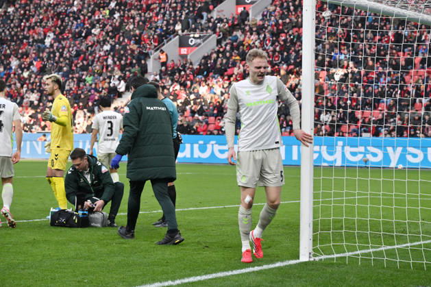 Injury Amos Pieper Werder Bremen 24 01 2026, Soccer 1 Bundesliga, Season 2025 2026, 19 Matchday, Bayer 04 Leverkusen SV Werder Bremen DFL regulations prohibit any use of photographs as image sequences and or quasi video Leverkusen BayArena Nordrhein Westfalen Germany Team2
