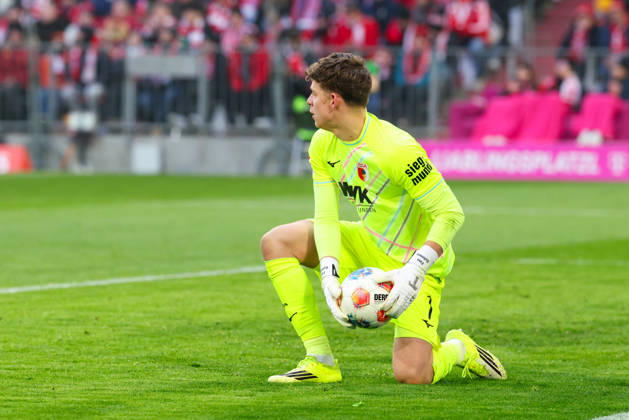 Finn Dahmen 1, FC Augsburg keeps the ball safe in the match between FC Bayern Munich v FC Augsburg, Football, Men, Bundesliga, 2025 2026, 19 Matchday on 24 01 2026 in Munich, Allianz Arena DFL and DFB regulations prohibit any use of photographs as image sequences and or quasi video Bayern Germany