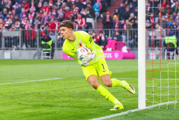 Finn Dahmen 1, FC Augsburg keeps the ball safe in the match between FC Bayern Munich v FC Augsburg, Football, Men, Bundesliga, 2025 2026, 19 Matchday on 24 01 2026 in Munich, Allianz Arena DFL and DFB regulations prohibit any use of photographs as image sequences and or quasi video Bayern Germany