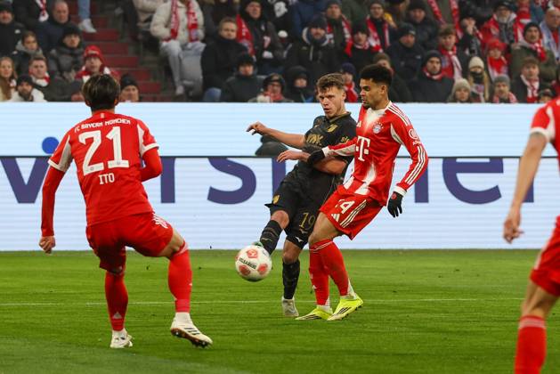 in duel, action, with Robin Fellhauer 19 FC Augsburg , Luis Diaz 14 FC Bayern Muenchen , FC Bayern Muenchen vs FC Augsburg, Soccer, 1 Bundesliga, 19 Matchday, 24 01 2026 DFB regulations prohibit any use of photographs as image sequences and or quasi video Muenchen Bayern Germany Copyright: xkolbert-press ChristianxKolbertx