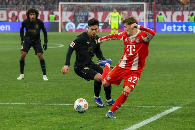 in duel, action, with Fabian Rieder 32 FC Augsburg , Lennart Karl 42 FC Bayern Muenchen , FC Bayern Muenchen vs FC Augsburg, Soccer, 1 Bundesliga, 19 Matchday, 24 01 2026 DFB regulations prohibit any use of photographs as image sequences and or quasi video Muenchen Bayern Germany Copyright: xkolbert-press ChristianxKolbertx