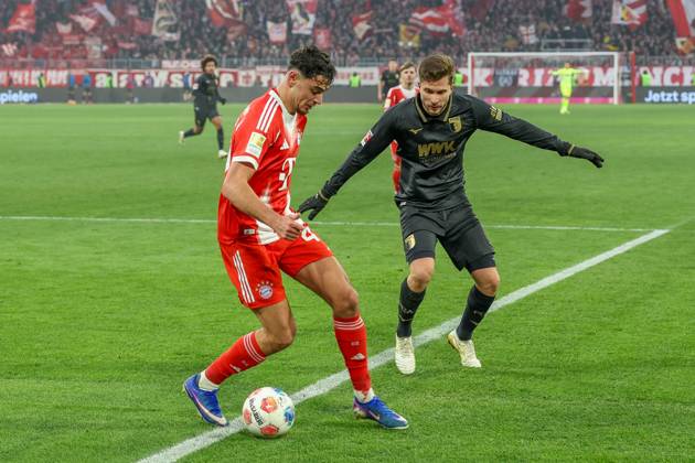 in duel, action, with Alexandar Pavlovic 45 FC Bayern Muenchen , Elvis Rexhbecaj 8 FC Augsburg , FC Bayern Muenchen vs FC Augsburg, Soccer, 1 Bundesliga, 19 Matchday, 24 01 2026 DFB regulations prohibit any use of photographs as image sequences and or quasi video Muenchen Bayern Germany Copyright: xkolbert-press ChristianxKolbertx