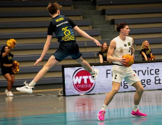Basketball in Essen FOR EDITORIAL PURPOSES ONLY EDITORIAL USE ONLY p Jegor Cymbal of the ETB Miners in the game against Luca Mevius of the Baskets Juniors TSG Westerstede on 24 01 2026 The game ended X X in the Sporthalle Am Hallo, Ernestinenstraße 57 Michael Gohl FUNKE Foto Services p Sport Deutschland Nordrhein Westfalen Essen Copyright MichaelxGohl Copyright: MichaelxGohl doc849zi5na2rkfyycnshb ,EDITORIAL USE ONLY Copyright: MichaelxGohl