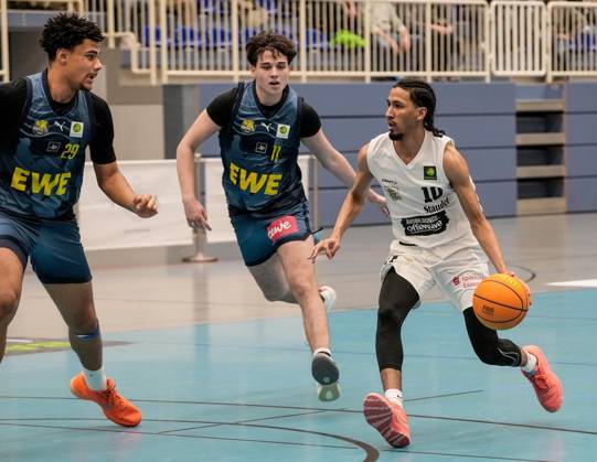 Basketball in Essen FOR EDITORIAL PURPOSES ONLY EDITORIAL USE ONLY p Mychael Paulo of ETB Miners playing against Djordje Klaric and Colin Schroeder of Baskets Juniors TSG Westerstede on 24 01 2026 The game ended X X at Sporthalle Am Hallo, Ernestinenstraße 57 Michael Gohl FUNKE Foto Services p Sport Deutschland Nordrhein Westfalen Essen Copyright MichaelxGohl Copyright: MichaelxGohl doc849zi6ayllg1hz4s6siv ,EDITORIAL USE ONLY Copyright: MichaelxGohl