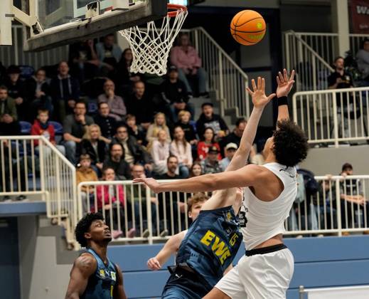 Basketball in Essen FOR EDITORIAL PURPOSES ONLY EDITORIAL USE ONLY p Benjamin Uzoma of the ETB Miners in the game against Finn Stuehlmeyer of the Baskets Juniors TSG Westerstede on 24 01 2026 The game ended X X in the Sporthalle Am Hallo, Ernestinenstraße 57 Michael Gohl FUNKE Foto Services p Sport Deutschland Nordrhein Westfalen Essen Copyright MichaelxGohl Copyright: MichaelxGohl doc849zi6ngf88pj11kslq ,EDITORIAL USE ONLY Copyright: MichaelxGohl