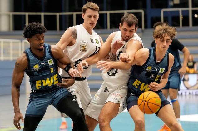 Basketball in Essen FOR EDITORIAL PURPOSES ONLY EDITORIAL USE ONLY p Niclas Jonathan Sperber and Leon Kalinic from ETB Miners in the game against Jon ll Larenz Fugett and Johann Helwig from Baskets Juniors TSG Westerstede on 24 01 2026 The game ended X X in the Sporthalle Am Hallo, Ernestinenstraße 57 Michael Gohl FUNKE Foto Services p Sport Deutschland Nordrhein Westfalen Essen Copyright MichaelxGohl Copyright: MichaelxGohl doc849zi4rnibdw3ksxslq ,EDITORIAL USE ONLY Copyright: MichaelxGohl