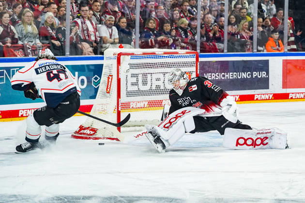 Ice Hockey Penny DEL 43 Matchday Cologne Sharks Nuremberg Ice Tigers on 25 01 2026 at the Lanxess Arena in Cologne Owen Headrick Nuremberg , left fails at Janne Juvonen Cologne , right According to the regulations of the DEL German Ice Hockey League, the publication and further use of the recordings in electronic media and end devices of all kinds during the ongoing game is not permitted xDMx