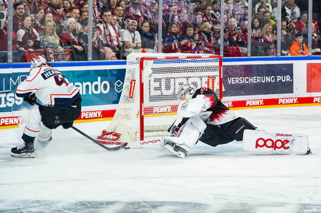 Ice Hockey Penny DEL 43 Matchday Cologne Sharks Nuremberg Ice Tigers on 25 01 2026 at the Lanxess Arena in Cologne Owen Headrick Nuremberg , left fails at Janne Juvonen Cologne , right According to the regulations of the DEL German Ice Hockey League, the publication and further use of the recordings in electronic media and end devices of all kinds during the ongoing game is not permitted xDMx