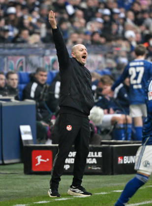 Coach Torsten Lieberknecht 1 FC Kaiserslautern 25 01 2026, Football 2 Bundesliga, Season 2025 2026, 19 Matchday, FC Schalke 04 1 FC Kaiserslautern 2 2 DFL regulations prohibit any use of photographs as image sequences and or quasi video Gelsenkirchen Veltins Arena Nordrhein Westfalen Germany Team2