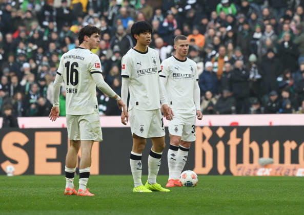 Philipp Sander Borussia Moenchengladbach , Kota Takai Borussia Moenchengladbach , Nico Elvedi Borussia Moenchengladbach , v li 25 01 2026, Fußball 1 Bundesliga, Saison 2025 2026, 19 Spieltag, Borussia Mönchengladbach VfB Stuttgart 0 3 DFL regulations prohibit any use of photographs as image sequences and or quasi video Moenchengladbach Borussia Park Nordrhein Westfalen Germany Team2