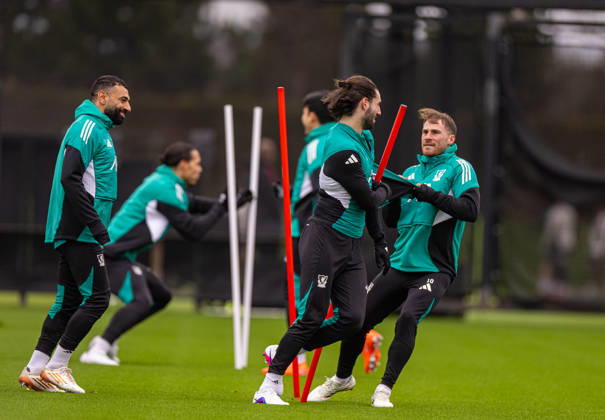 Football - UEFA Champions League - Liverpool FC v QarabaÄü FK - MD-1 LIVERPOOL, ENGLAND - Tuesday, January 27, 2026: Liverpool s Alexis Mac Allister (R) ands Dominik Szoboszlai during a training session at the AXA Training Centre ahead of the UEFA Champions League match between Liverpool FC and QarabaÄü FK. (Photo by David Rawcliffe Propaganda) LIVERPOOL AXA Training Centre MERSEYSIDE ENGLAND Copyright: xDavidxRawcliffex P2026-01-27-Liverpool_ Qarabag_MD-1-16