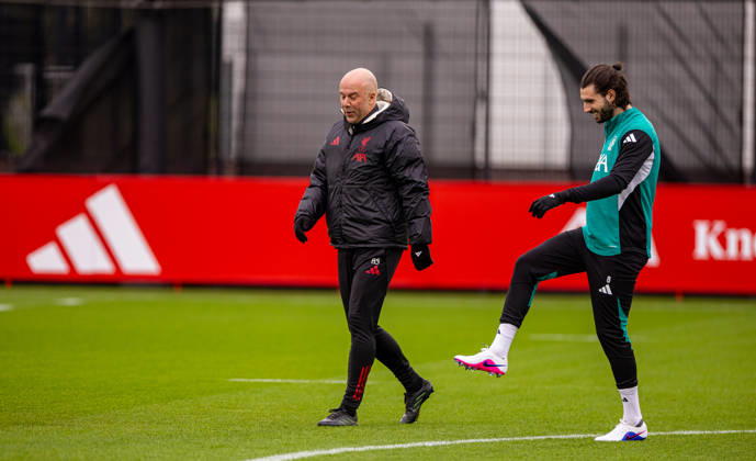 Football - UEFA Champions League - Liverpool FC v QarabaÄü FK - MD-1 LIVERPOOL, ENGLAND - Tuesday, January 27, 2026: Liverpool s head coach Arne Slot (L) and Dominik Szoboszlai during a training session at the AXA Training Centre ahead of the UEFA Champions League match between Liverpool FC and QarabaÄü FK. (Photo by David Rawcliffe Propaganda) LIVERPOOL AXA Training Centre MERSEYSIDE ENGLAND Copyright: xDavidxRawcliffex P2026-01-27-Liverpool_ Qarabag_MD-1-37