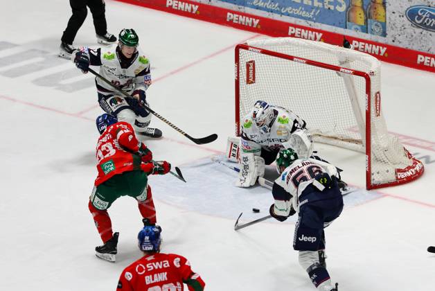 in duel, action, with Tim Wohlgemuth 33 Augsburger Panther , Jake Hildebrand 30 Eisbaeren Berlin , Markus Niemelaeinen 56 Eisbaeren Berlin , Augsburger Panther vs Eisbaeren Berlin, 44 Matchday, Ice Hockey, Penny DEL, 27 01 2026 Augsburg Bayern Germany Copyright: xkolbert-press ChristianxKolbertx