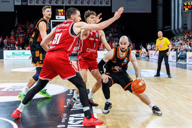 Daniel Keppeler BMA365 Bamberg Baskets, 31 , Zachary Ensminger BMA365 Bamberg Baskets, 01 , Tommy Kuhse Rasta Vechta, 12 , BMA365 Bamberg Baskets vs Rasta Vechta, Basketball, easyCredit BBL, Matchday 2, 28 01 2026 BMA365 Bamberg Baskets vs Rasta Vechta, Basketball, easyCredit BBL, Matchday 2, 28 01 2026 Bamberg Copyright: xEibner-Pressefoto G.xSantemizx EP_EER