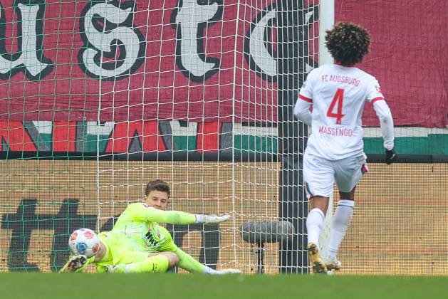 Goalkeeper action by Finn Dahmen 1 FC Augsburg saves the goal, FC Augsburg vs FC St Pauli, Football, 1 Bundesliga, 20 Matchday, 31 01 2026 DFB regulations prohibit any use of photographs as image sequences and or quasi video Augsburg Bayern Germany Copyright: xkolbert-press ChristianxKolbertx
