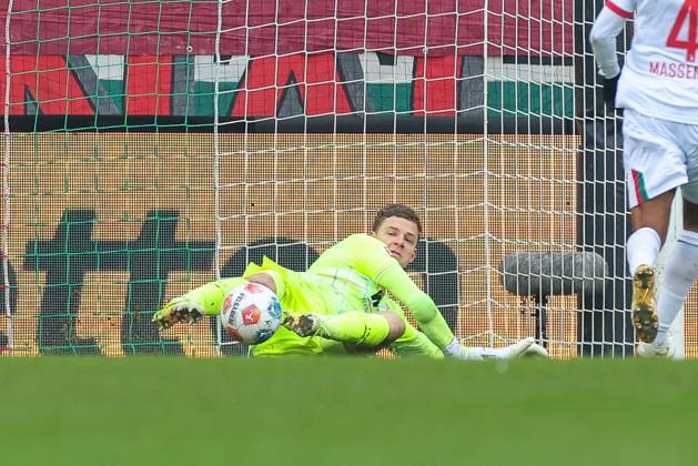 Goalkeeper action by Finn Dahmen 1 FC Augsburg saves the goal, FC Augsburg vs FC St Pauli, Football, 1 Bundesliga, 20 Matchday, 31 01 2026 DFB regulations prohibit any use of photographs as image sequences and or quasi video Augsburg Bayern Germany Copyright: xkolbert-press ChristianxKolbertx