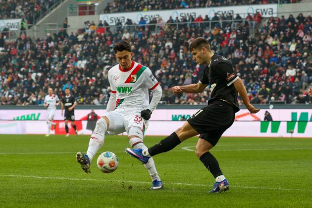 in duel, action, with Fabian Rieder 32 FC Augsburg , Arkadiusz Pyrka 11 FC St Pauli , FC Augsburg vs FC St Pauli, Football, 1 Bundesliga, 20 Matchday, 31 01 2026 DFB regulations prohibit any use of photographs as image sequences and or quasi video Augsburg Bayern Germany Copyright: xkolbert-press ChristianxKolbertx