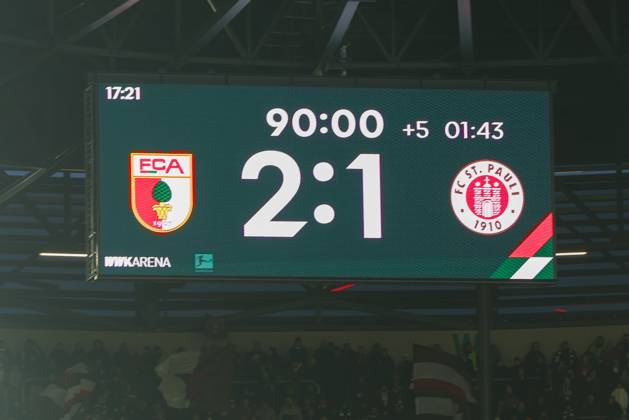 Final score on the scoreboard 2 1, FC Augsburg vs FC St Pauli, Football, 1 Bundesliga, 20 Matchday, 31 01 2026 DFB regulations prohibit any use of photographs as image sequences and or quasi video Augsburg Bayern Germany Copyright: xkolbert-press ChristianxKolbertx