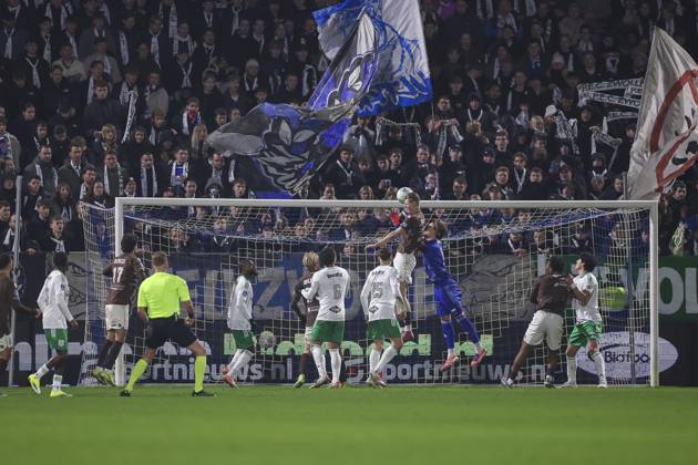ZWOLLE, 31-01-2026 , MAC3PARK Stadion , season 2025 2026 , Dutch Eredivisie Football , match between PEC Zwolle and Telstar , picture shows safe PEC Zwolle goalkeeper Tom de Graaff against Telstar-player Milan Zonneveld PEC - Telstar x201217699x Copyright: