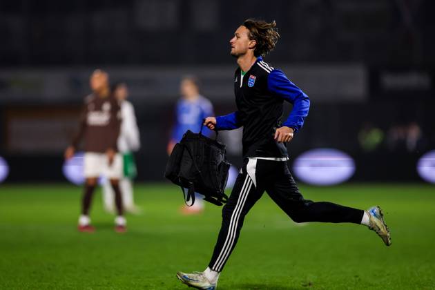 ZWOLLE, 31-01-2026 , MAC³PARK Stadion , season 2025 2026 , Dutch Eredivisie Football , match between PEC Zwolle and Telstar , picture shows PEC Zwolle player Ody Velanas runs with a medical bag due to an emergency situation in the stands PEC - Telstar x201222185x Copyright: