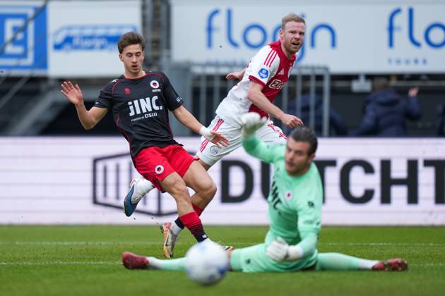 ROTTERDAM , 01-02-2026 , Stadium Woudestein , season 2025 2026 , Dutch Eredivisie football , match between Excelsior Rotterdam and Ajax , picture shows Ajax player Davy Klaassen, Excelsior Rotterdam goalkeeper Stijn van Gassel Excelsior - Ajax x201237263x Copyright:
