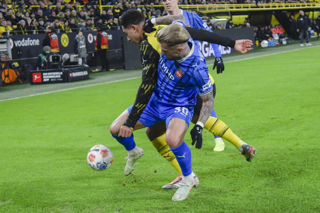 from left in duel Jobe Bellingham Dortmund 7 Niklas Dorsch Heidenheim 30 01 02 2026 Soccer Borussia Dortmund vs 1 FC Heidenheim, Signal Iduna Park, Dortmund, DFB DFL REGULATIONS PROHIBIT ANY USE OF PHOTOGRAPHS AS IMAGE SEQUENCES AND OR QUASI VIDEO Copyright: xpepphotox xHorstxMauelshagenx pep00321, pep_20260201_hm_268245