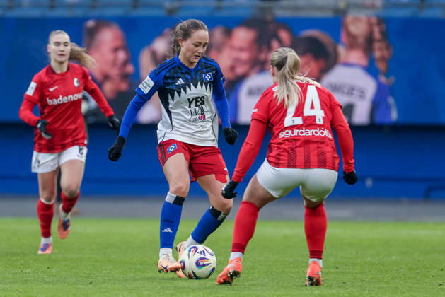 from left Camilla Linberg Hamburger SV, HSV, 47 and Ingibjörg Sigurdardottir SC Freiburg, 24 in duel, duel, dynamic, action, action, game scene, THE DFB REGULATIONS PROHIBIT ANY USE OF PHOTOGRAPHS AS IMAGE SEQUENCES AND OR QUASI VIDEO , 01 02 2026, , Football, Google Pixel Womens Bundesliga, Hamburger SV SC Freiburg xobx