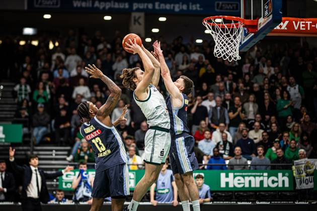 Marco Hollersbacher Gladiators Trier in a duel with J Wan Roberts Alba Berlin and Martynas Echodas Alba Berlin , Vet Concept Gladiators Trier vs Alba Berlin, Basketball, easyCredit BBL, Matchday 18, Season 2025 2026, 02 02 2026 Vet Concept Gladiators Trier vs Alba Berlin, Basketball, easyCredit BBL, Matchday 18, Season 2025 2026, 02 02 2026 Copyright: xEibner-Pressefoto AlexanderxNeisx EP_ANS
